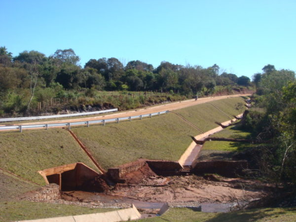Mejoramiento de camino vecinal en Caaguazú